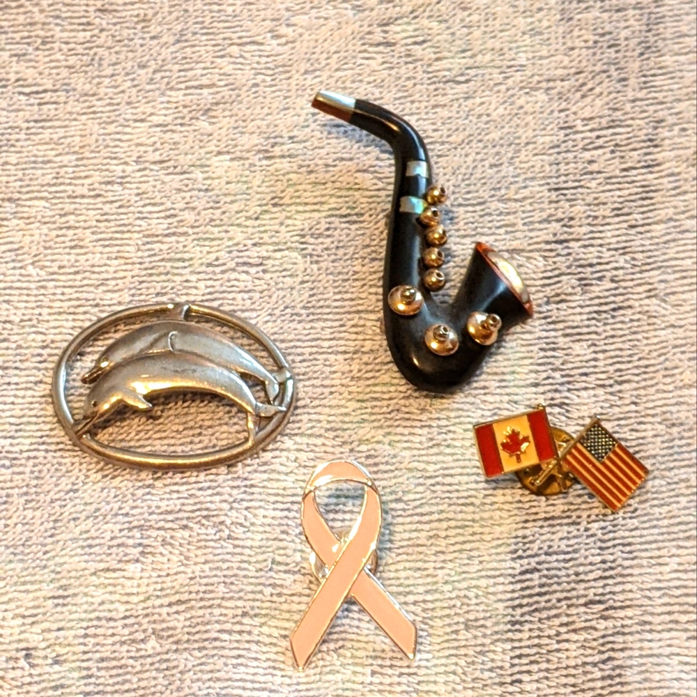 Assorted brooches and pins. Vintage and causes